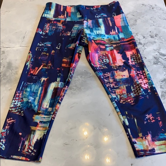 Onzie Pants - Onzie City Scape Capri Cropped Leggings S/M Onzie Pants - Onzie City Scape Capri Cropped Leggings S/M